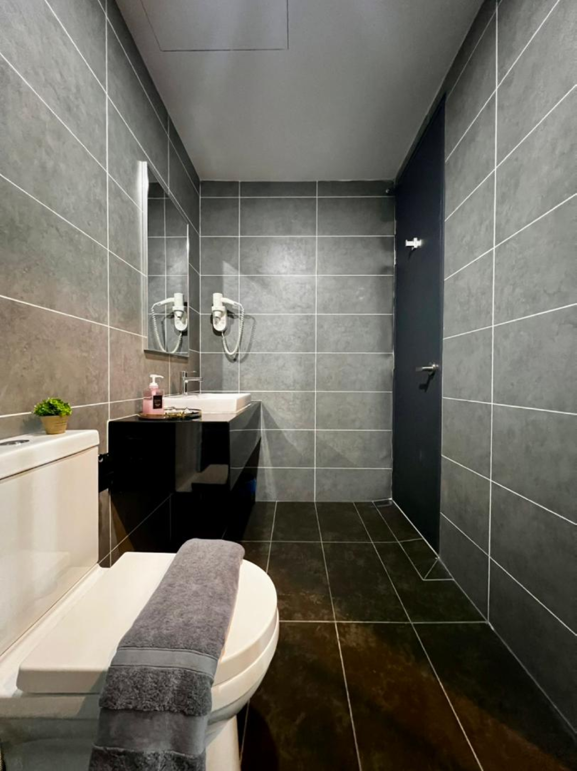 1 Bedroom Apartment with Balcony and Views