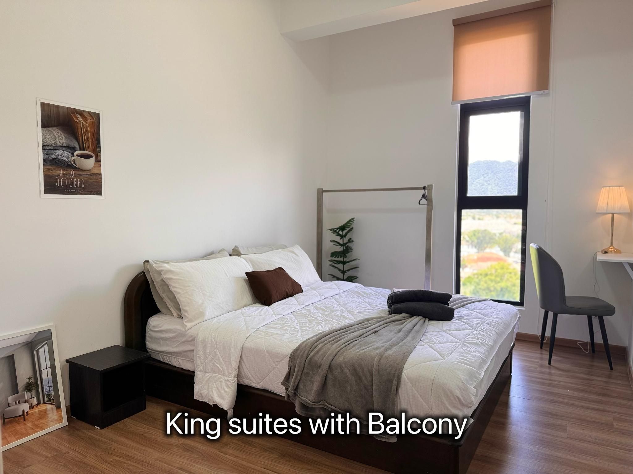 King Suite - Living Room with Balcony Mtn Retreat