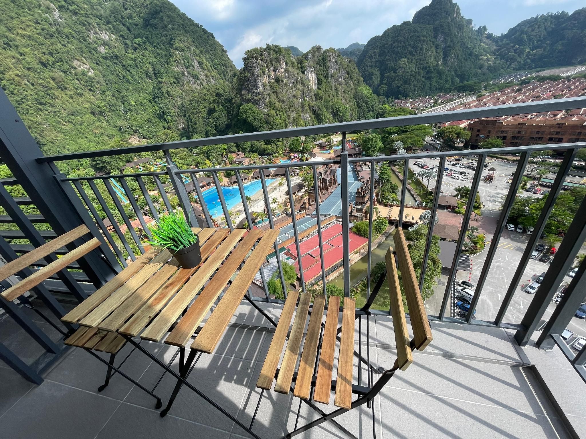 3 Bedroom Master Suite - SPLASH Water Park View