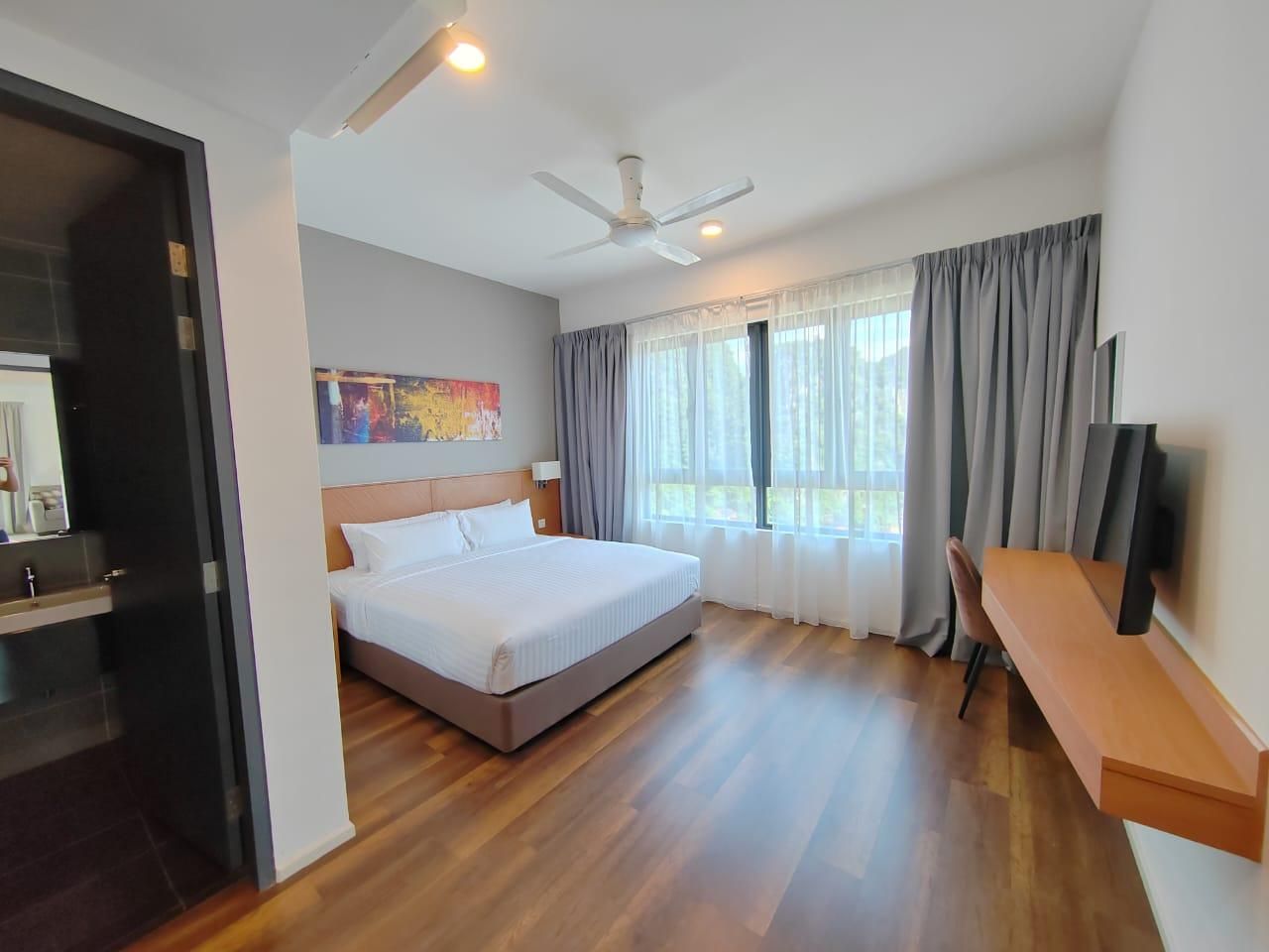 3 Bedroom Master Suite - SPLASH Water Park View