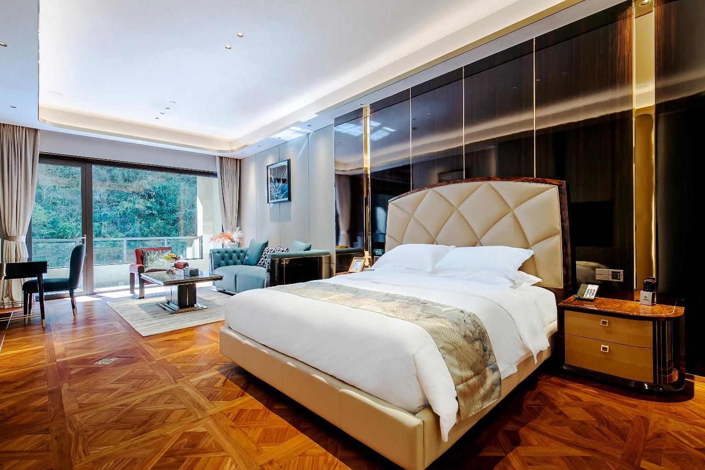 Viewing Queen with Balcony