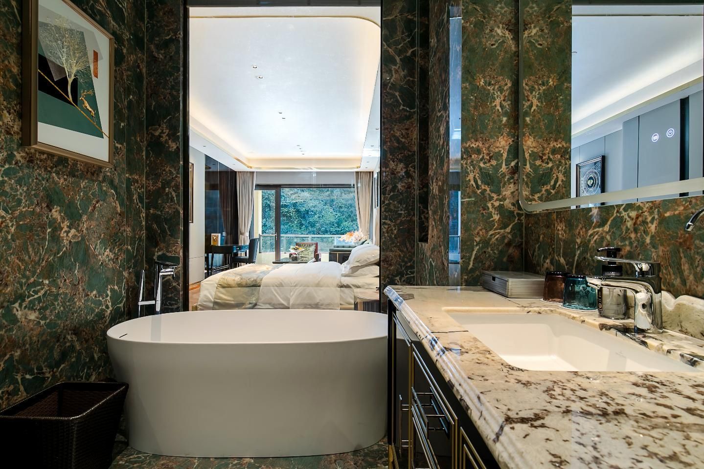 Viewing Queen with Balcony