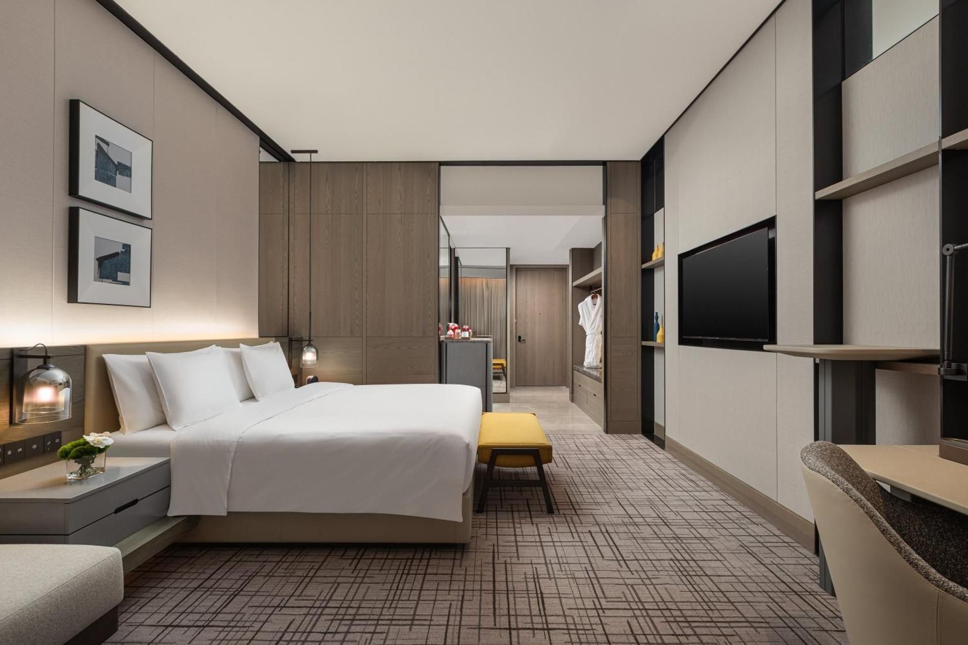 Standard King Room with Lounge Access