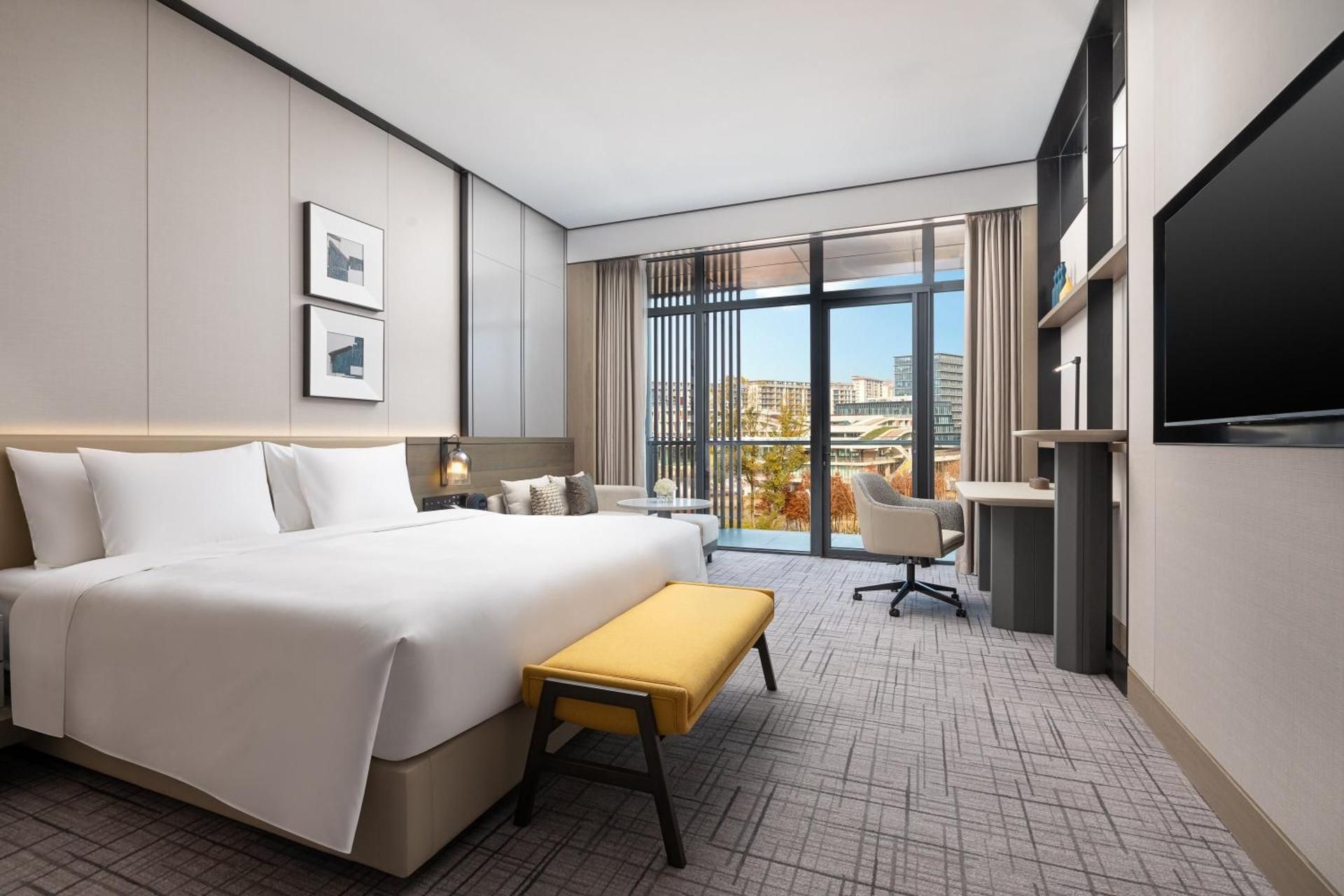 Standard King Room with Lounge Access