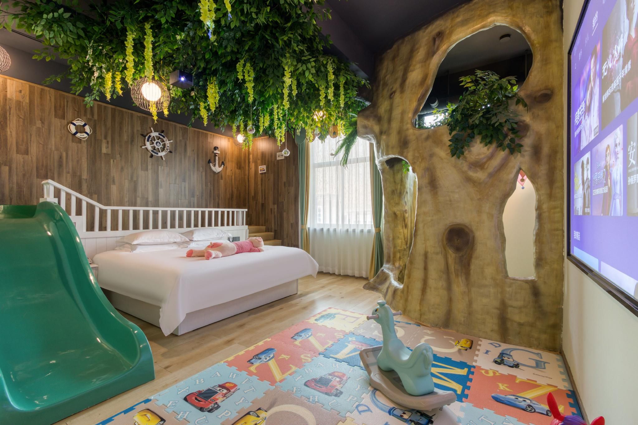 Rezen - Norwegian Forest Family Fun Room