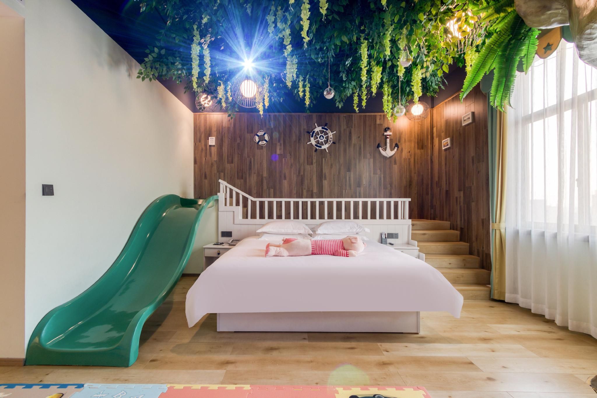 Rezen - Norwegian Forest Family Fun Room