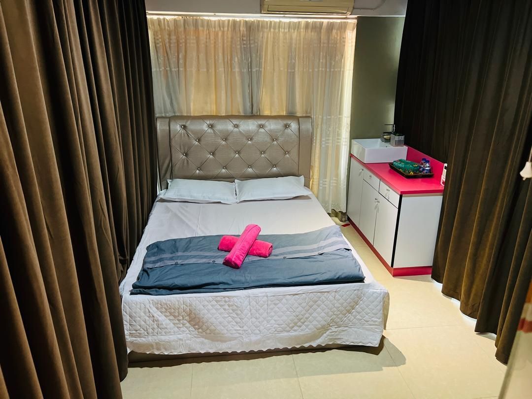Queen Bed Room - 1 Bed, No shower, No Bathtub