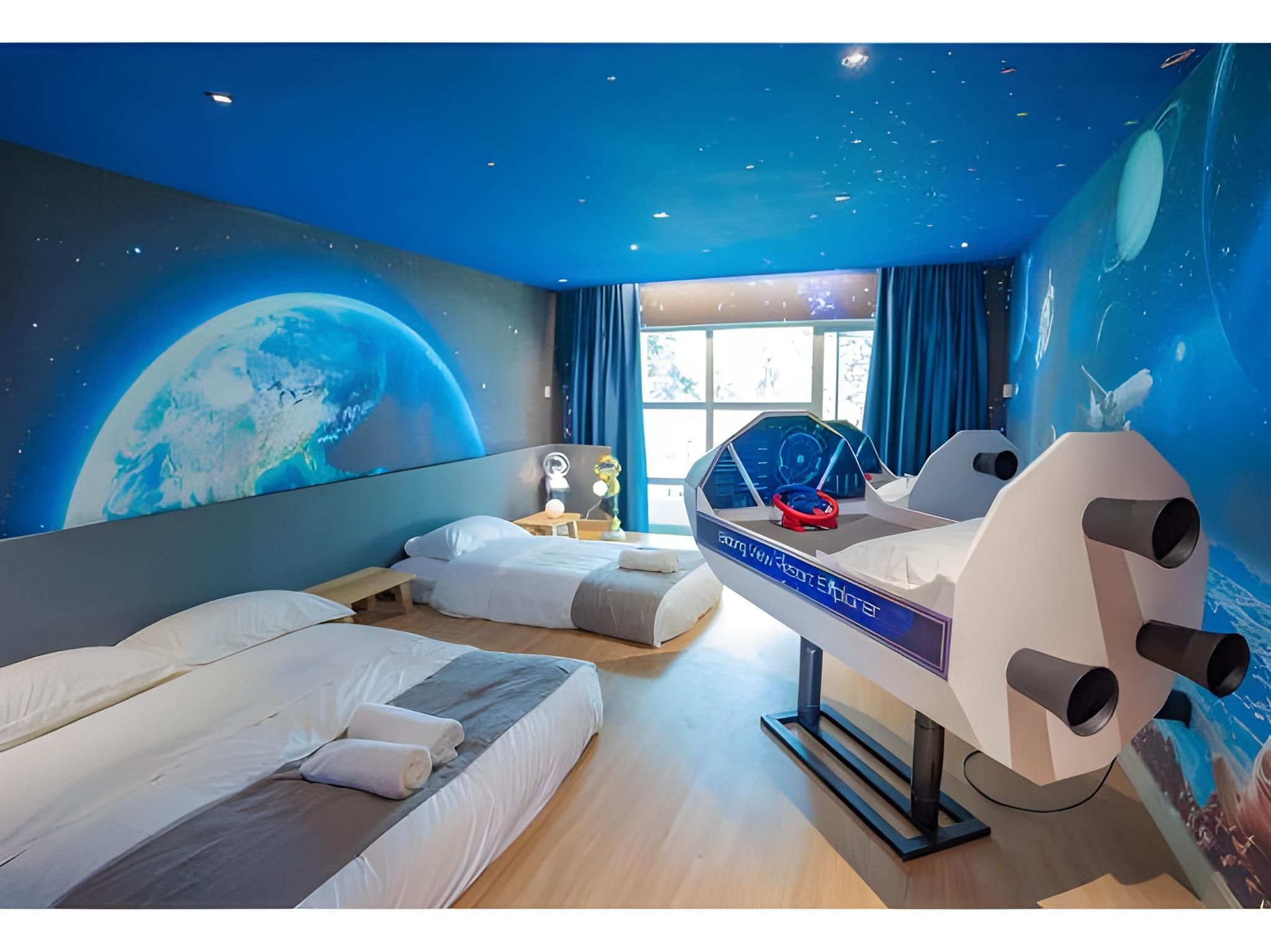 GALAXY EXPLORER - Non-Smoking