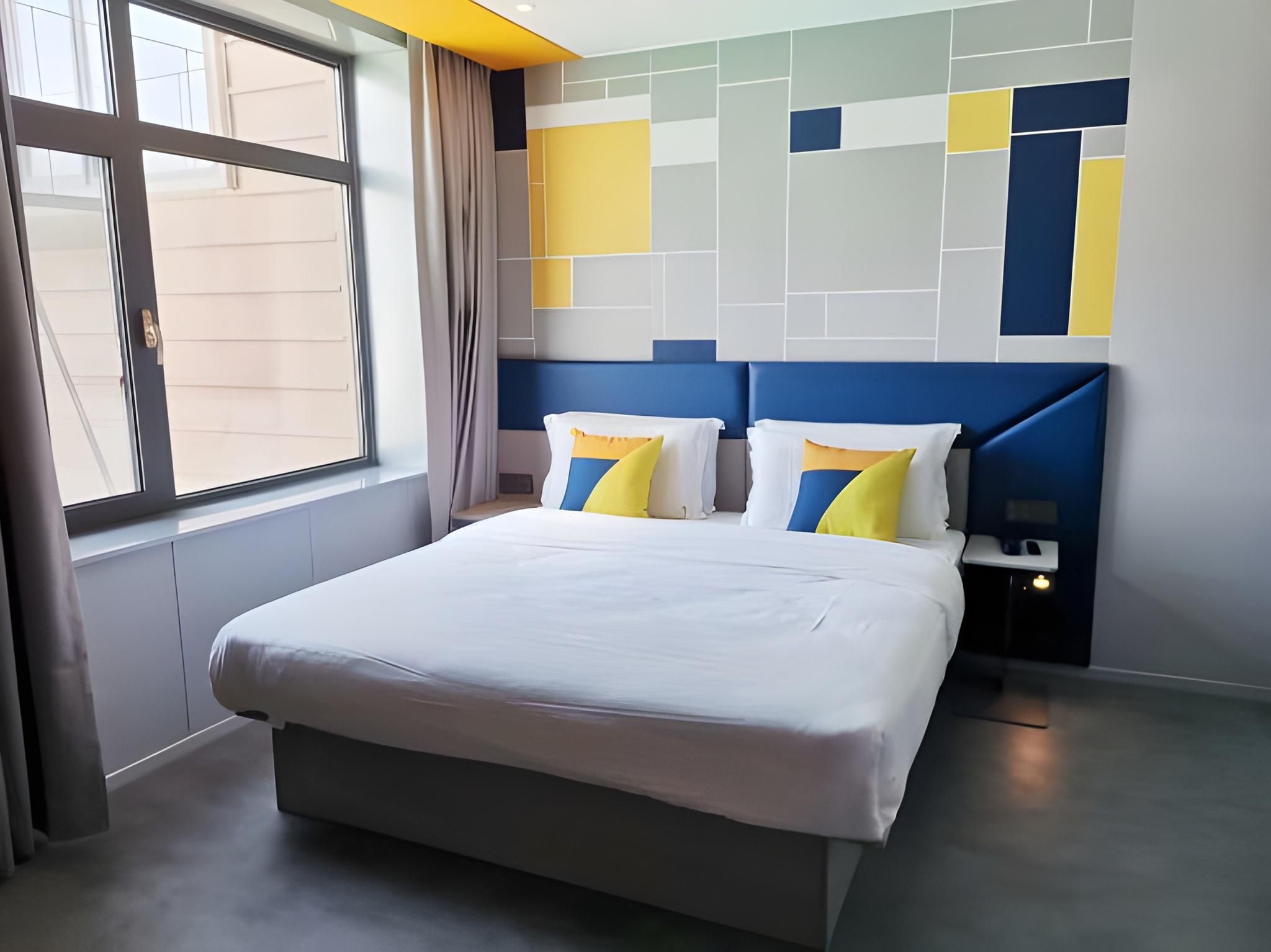 Feature Queen Room