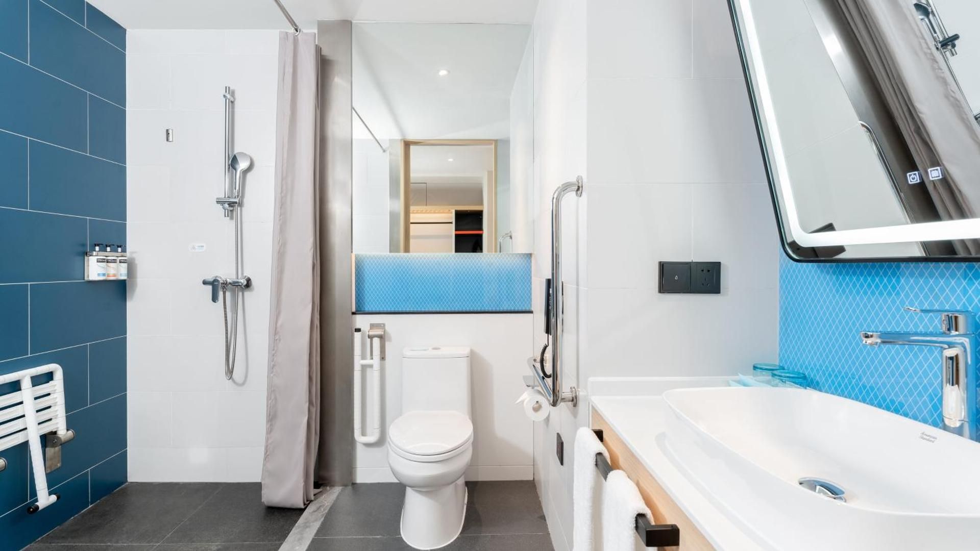 Double Room with Mobility Accessible Roll In Shower