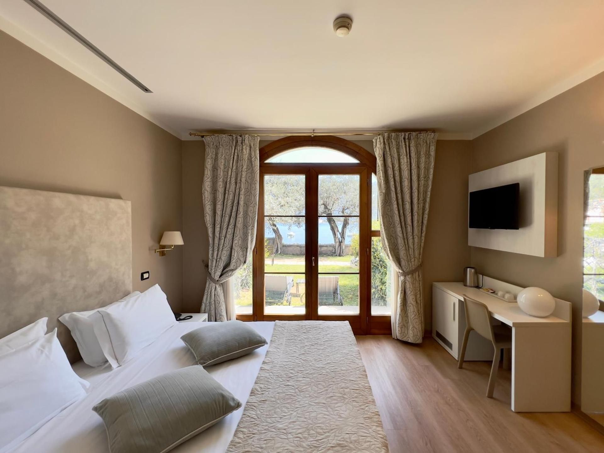 Deluxe Double or Twin Room with Lake View