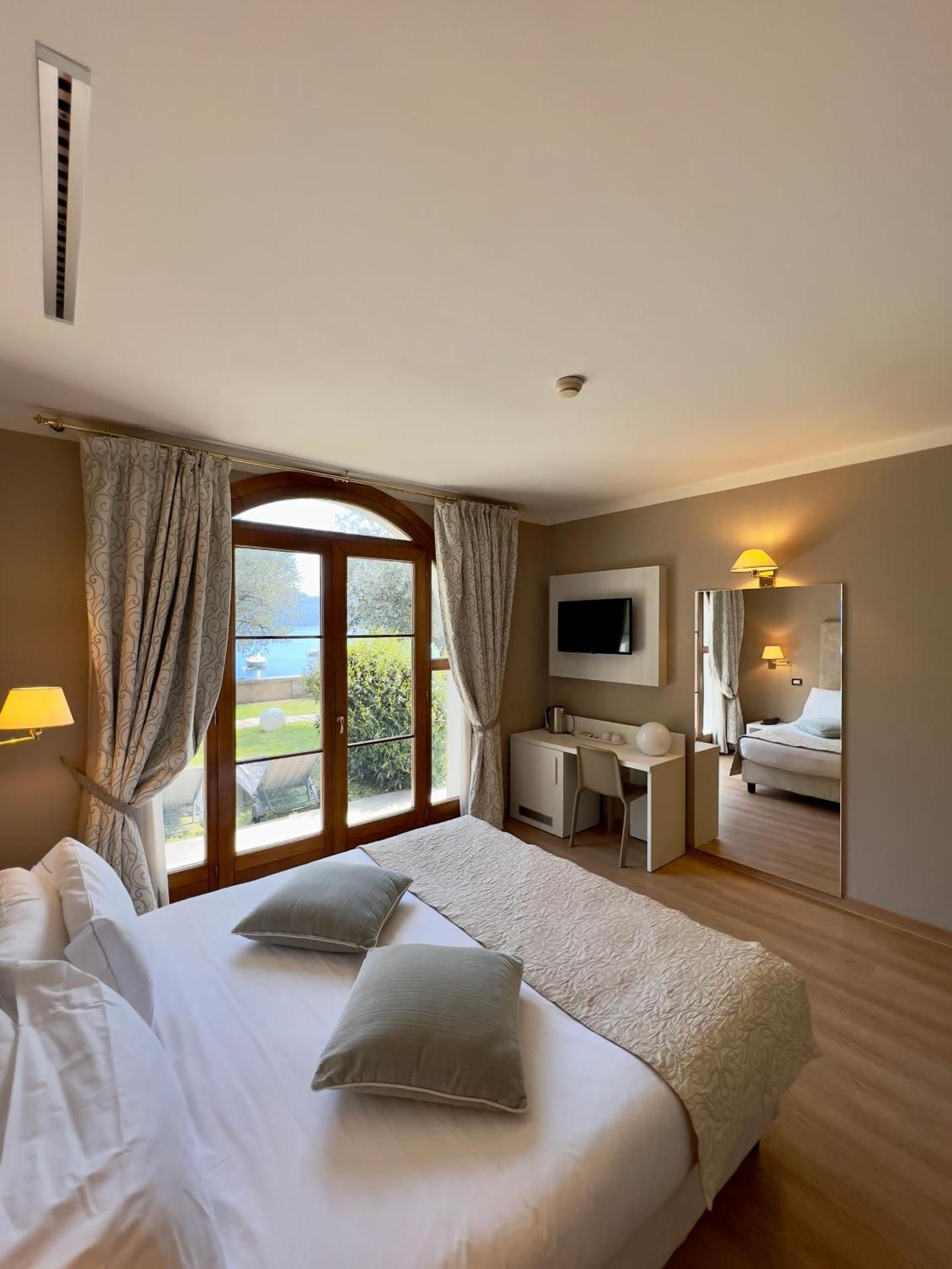 Deluxe Double or Twin Room with Lake View