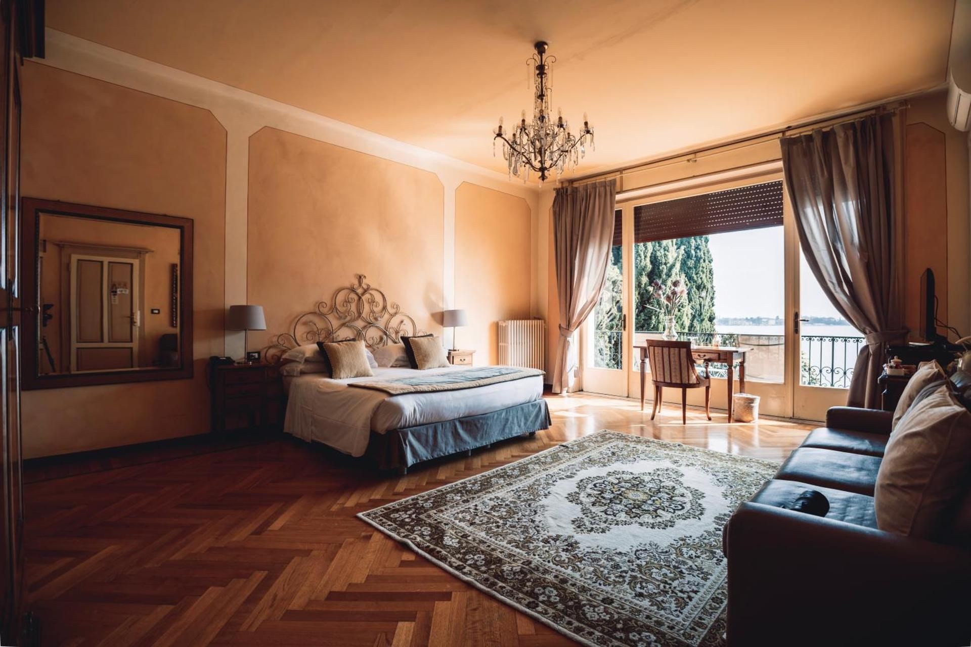 Deluxe Double Room with Terrace and Lake View
