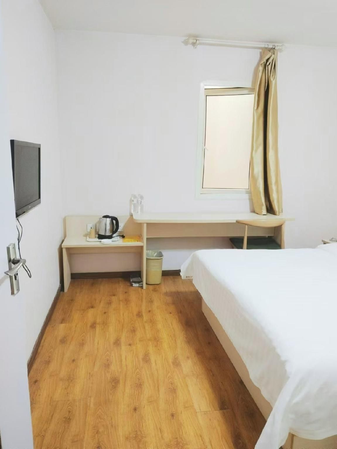 Economy Room
