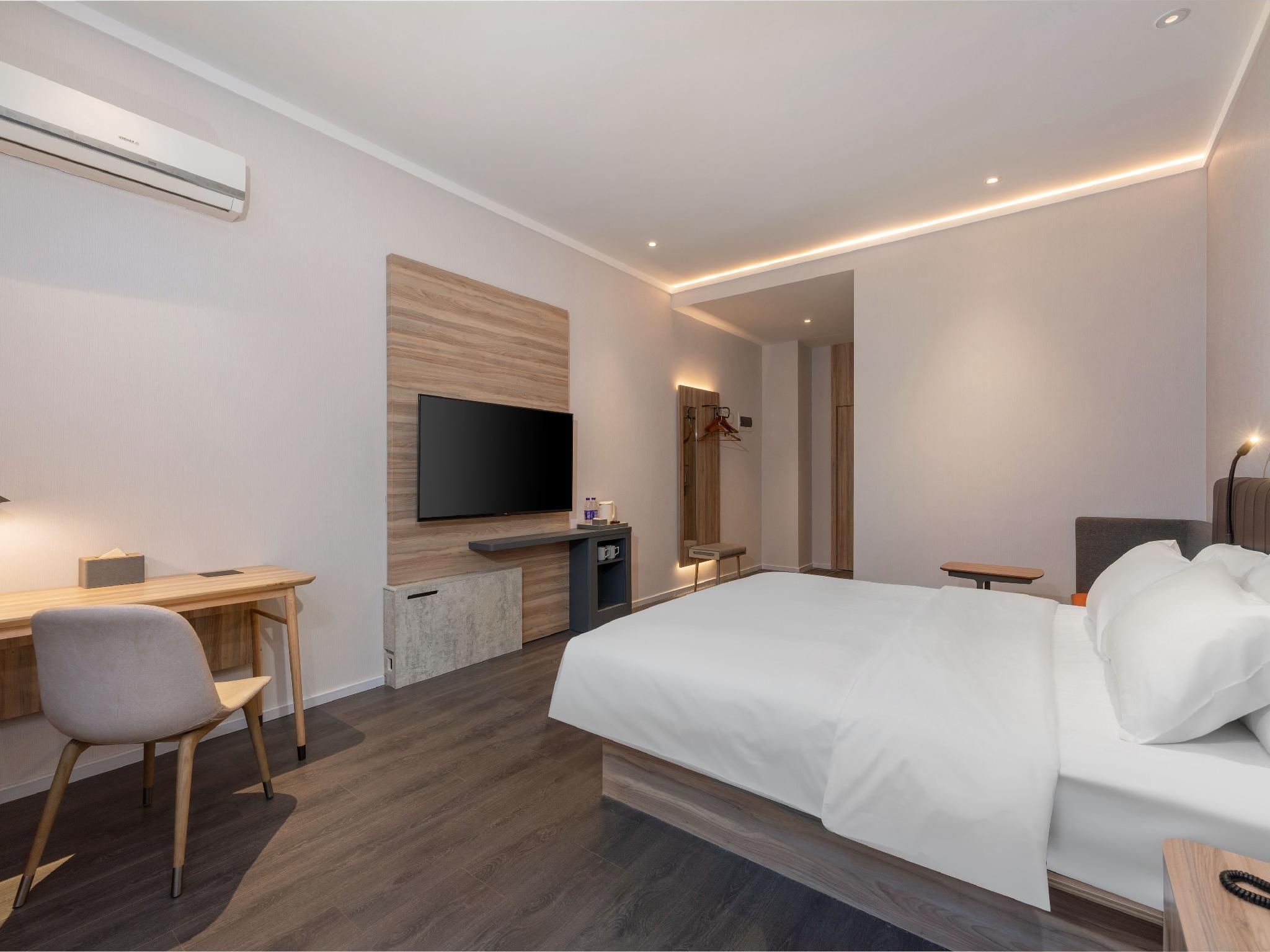 Business Queen Bed Room