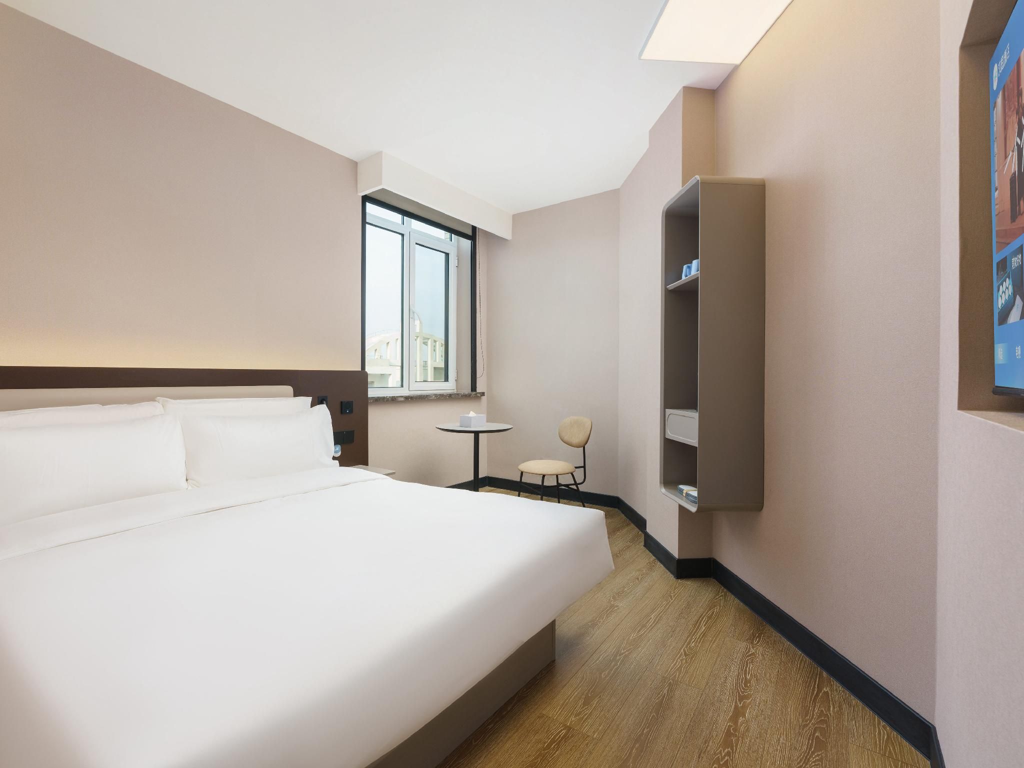 Huazhu - Room With Bed