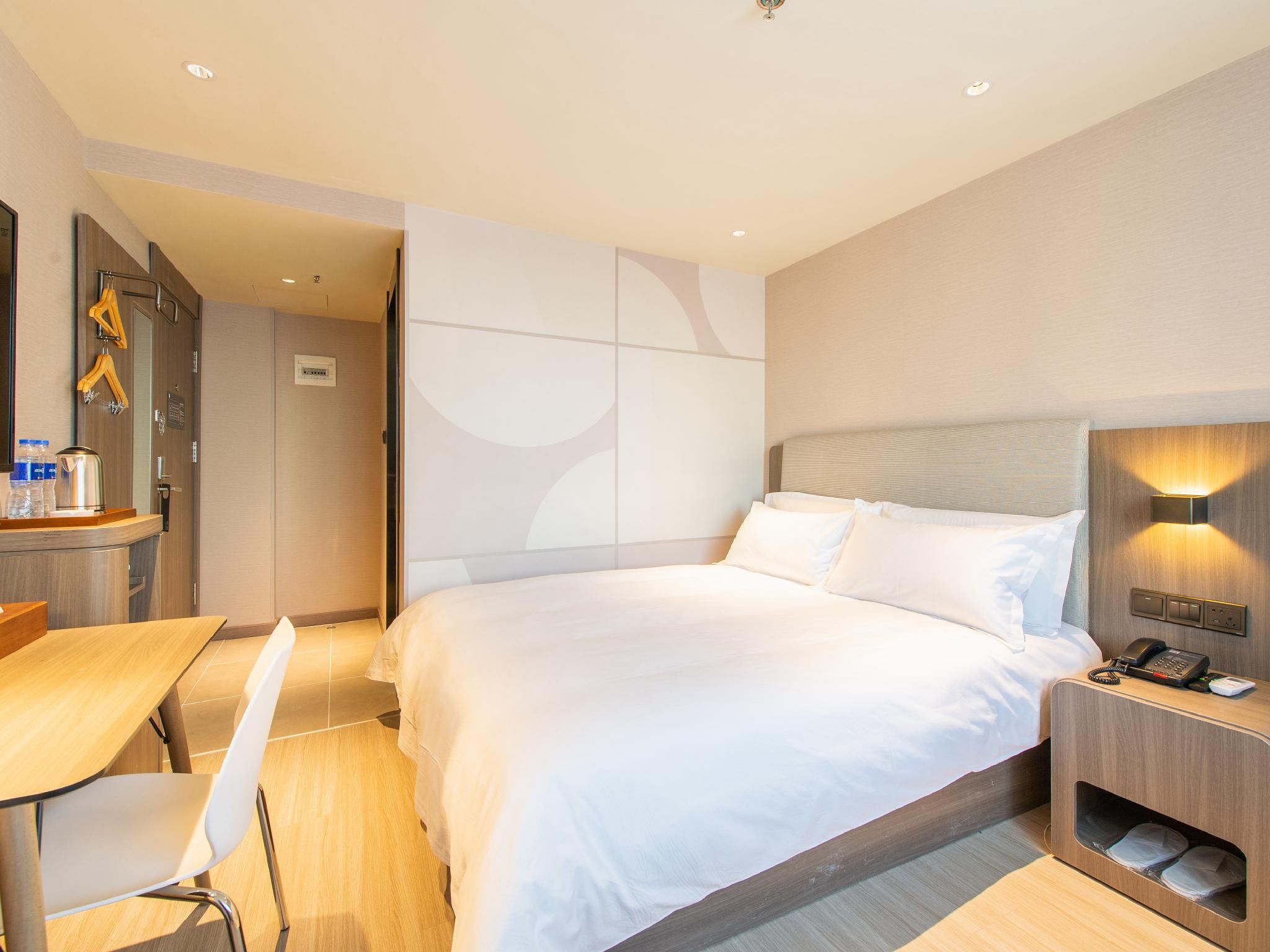 Huazhu - Room With Bed