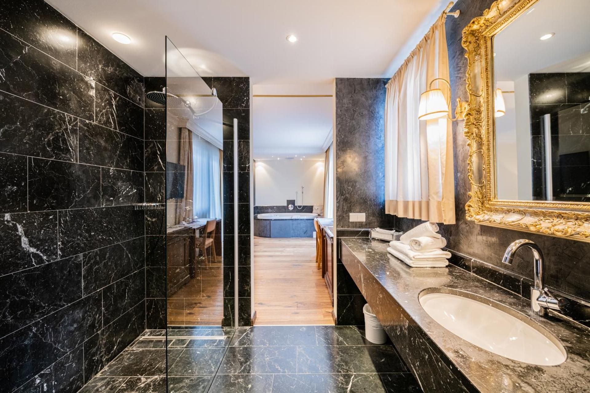 Suite with Hot Tub