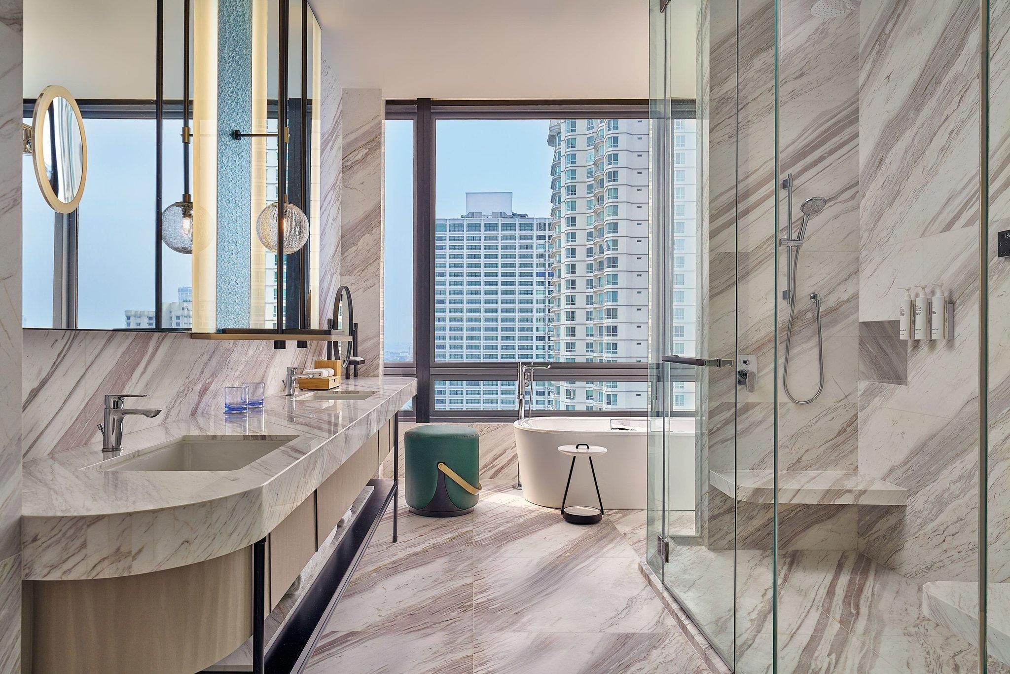 Club level, Presidential Suite, 1 King, City view