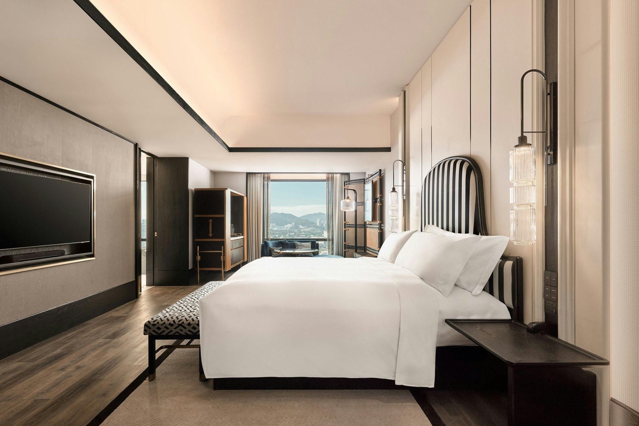 Traders, Guest Room, 1 King, City View