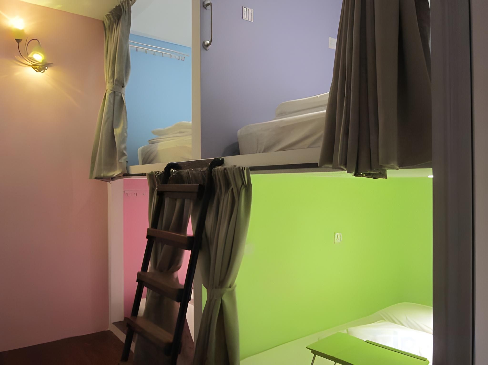Single Capsule in Mixed Room