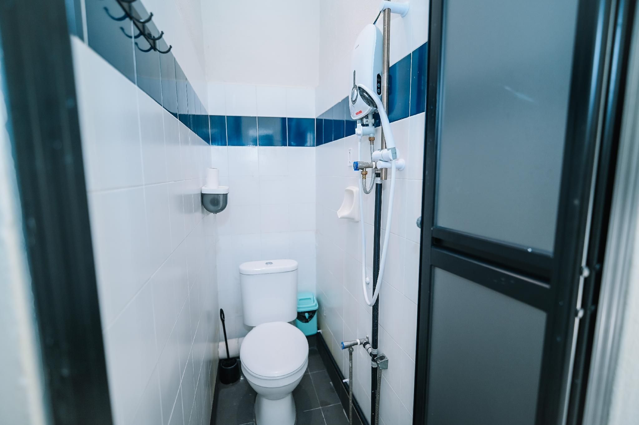 Standard Twin Shared Bath