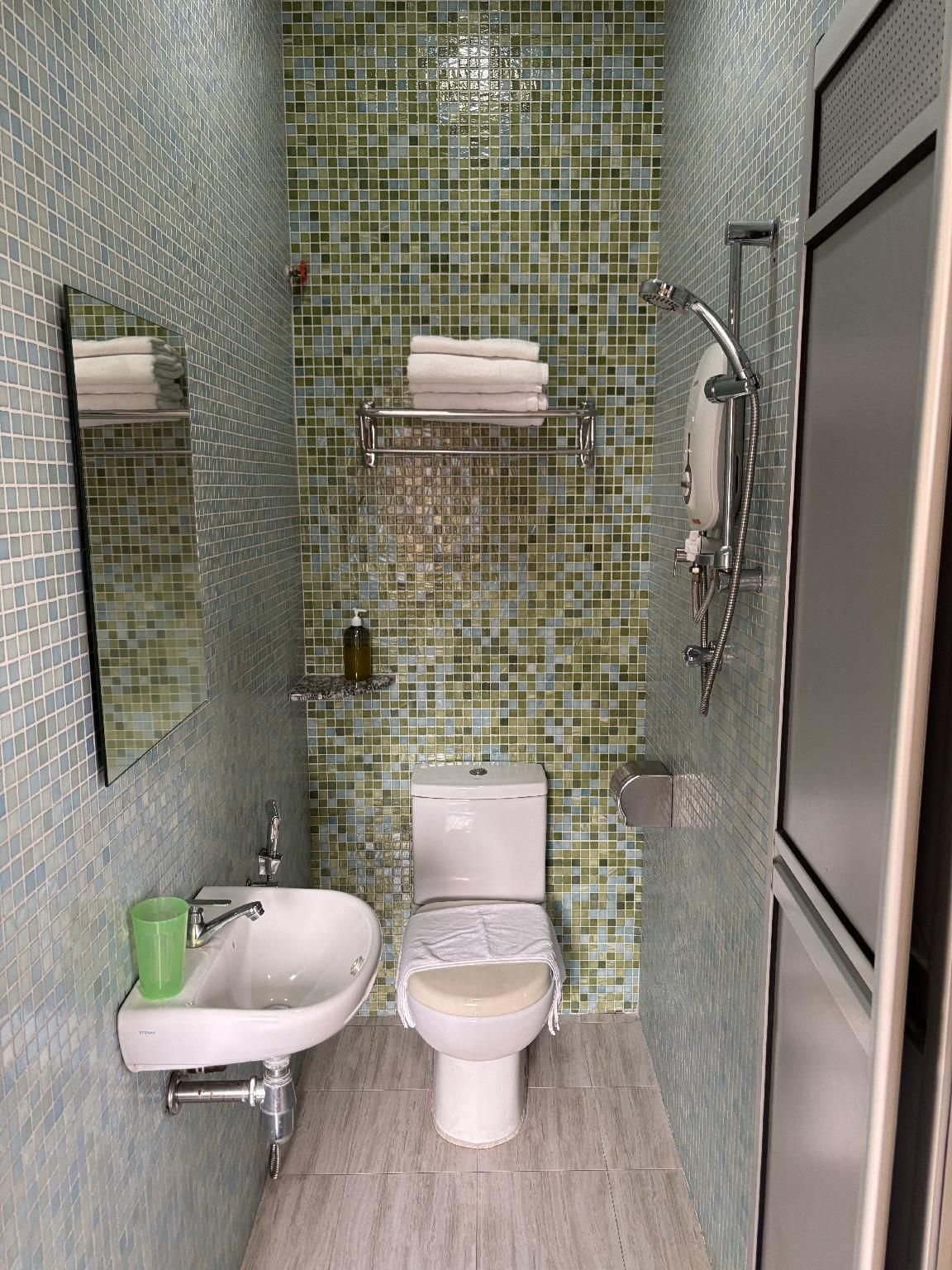 Islander Lodge by LWE Family Room 3