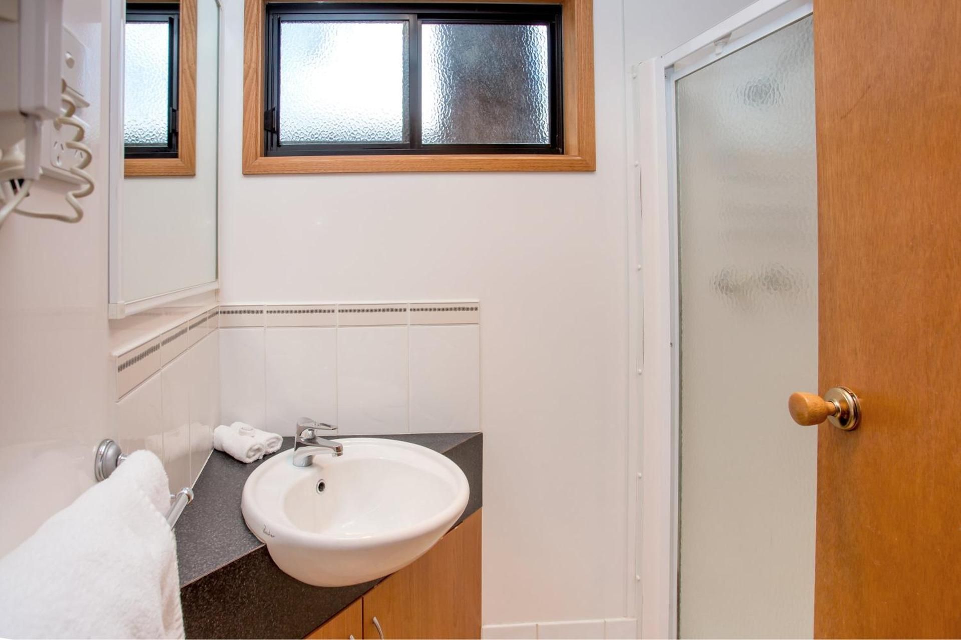 Discovery Parks – Renmark Riverfront Superior 2 Bedroom Riverfront Cabin - Sleeps 5 2