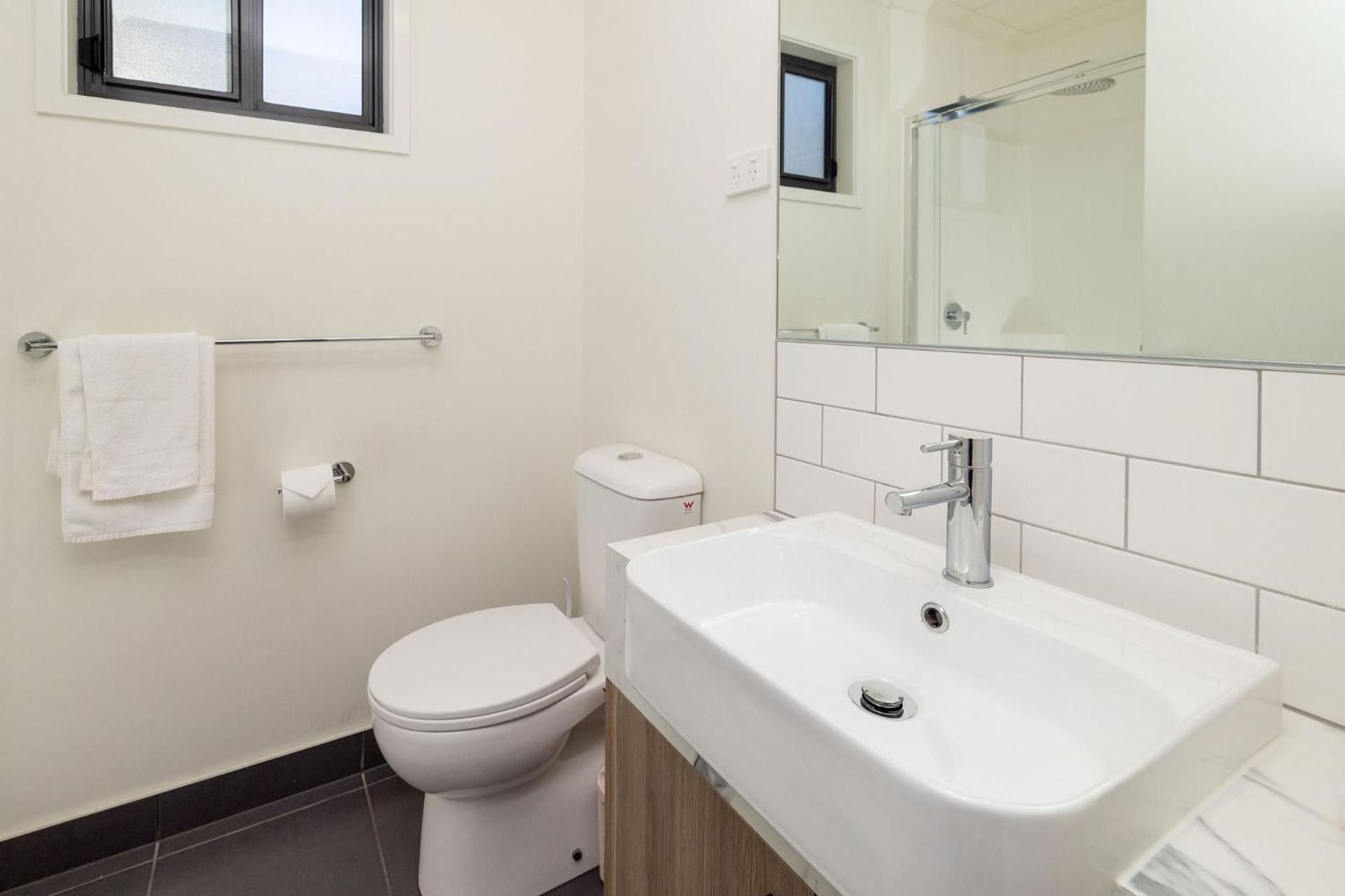 Discovery Parks – Renmark Riverfront Standard 2 Bedroom Cabin - Sleeps 6 2