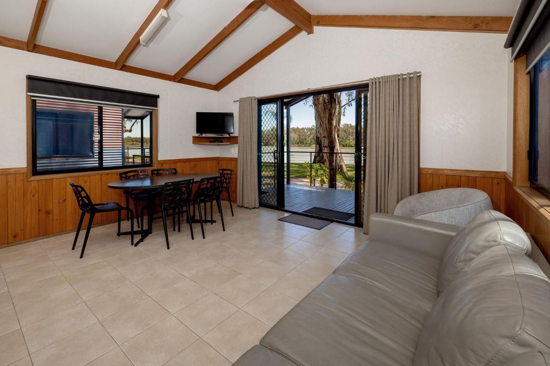 Discovery Parks – Renmark Riverfront Superior 2 Bedroom Riverfront Cabin - Sleeps 5