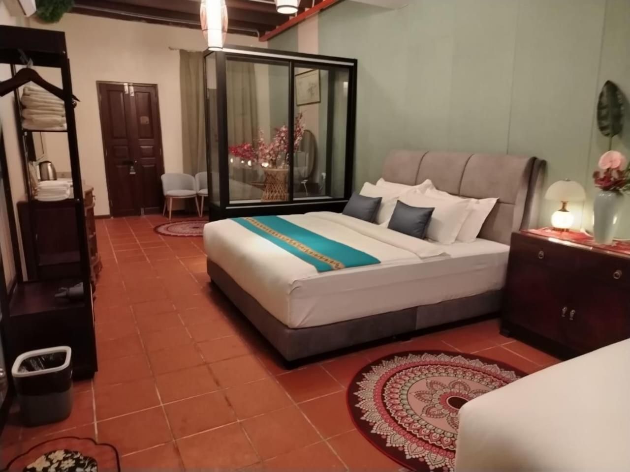 Standard Queen Room