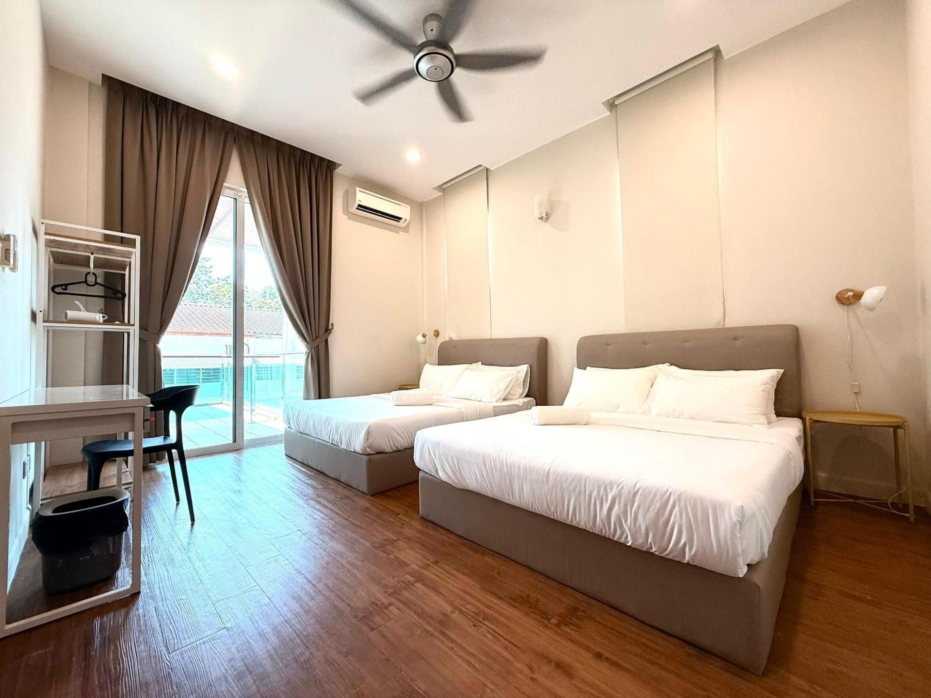 Quadruple Room with Private Bathroom