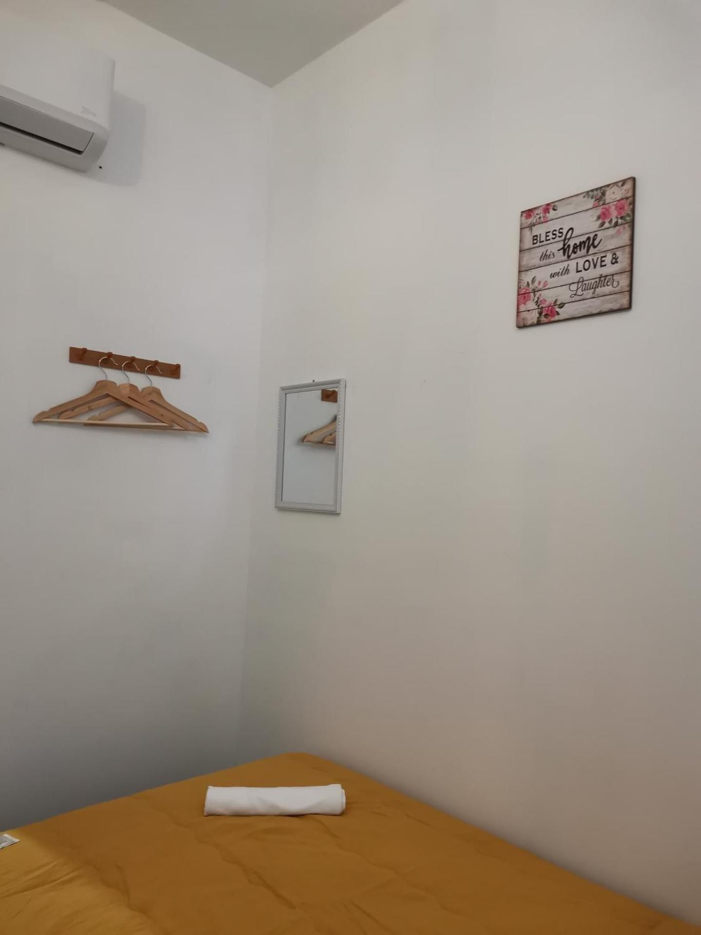 Single Room - Shared Bathroom