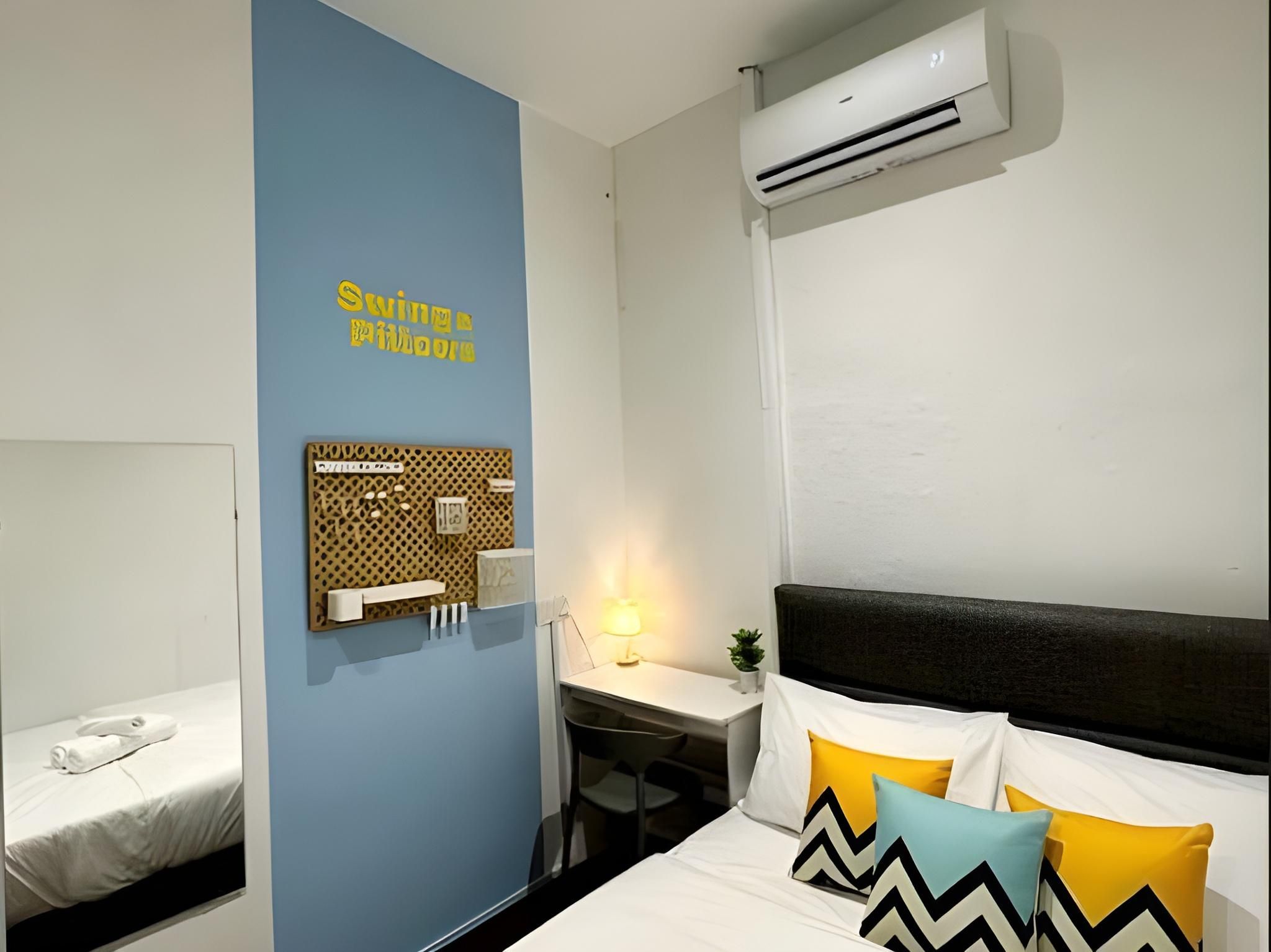 Swing & Pillows @ Beach Street Standard Queen with Shared Bathroom 2