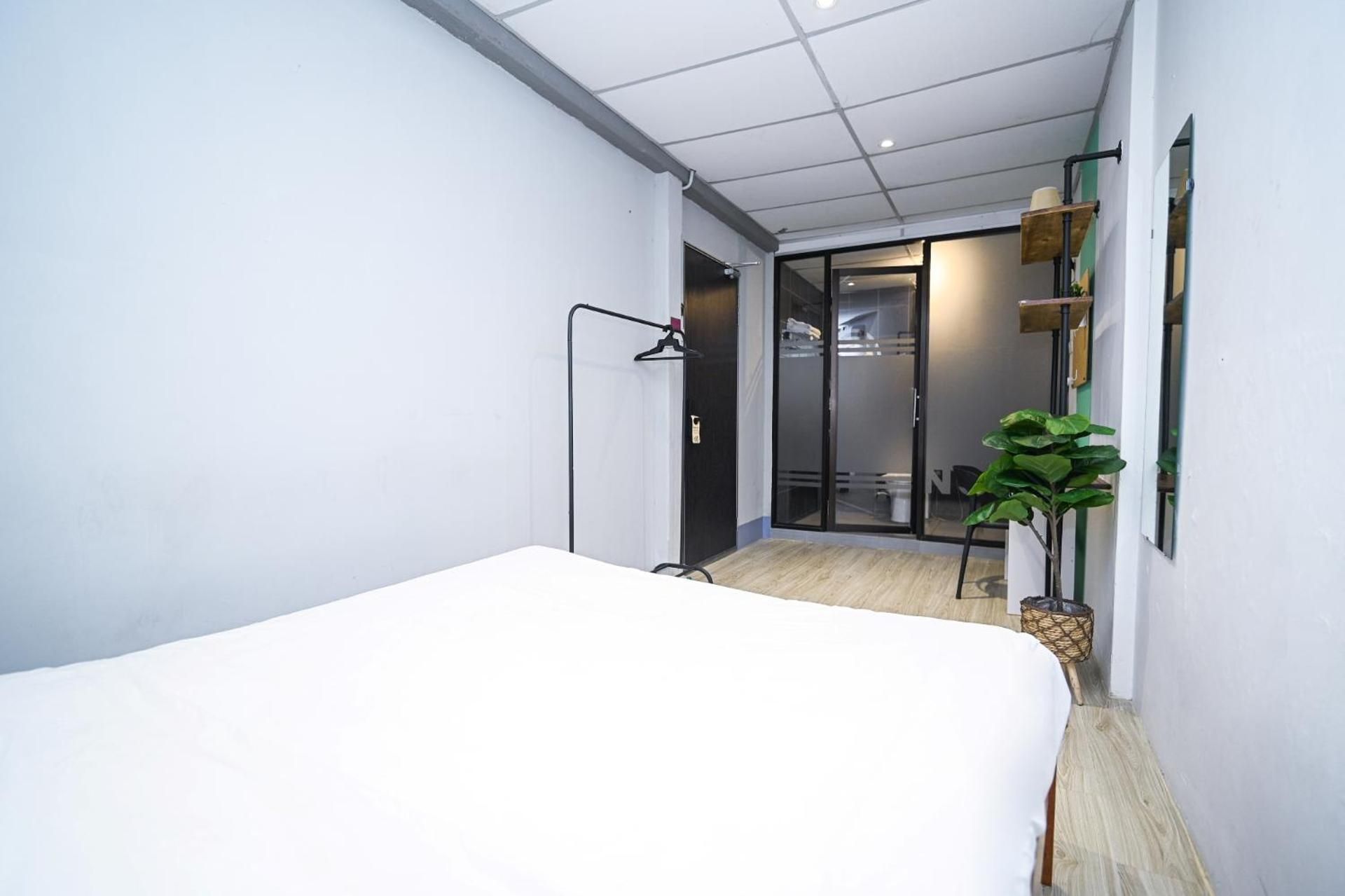 Swing & Pillows @ Beach Street Deluxe Queen Room 2