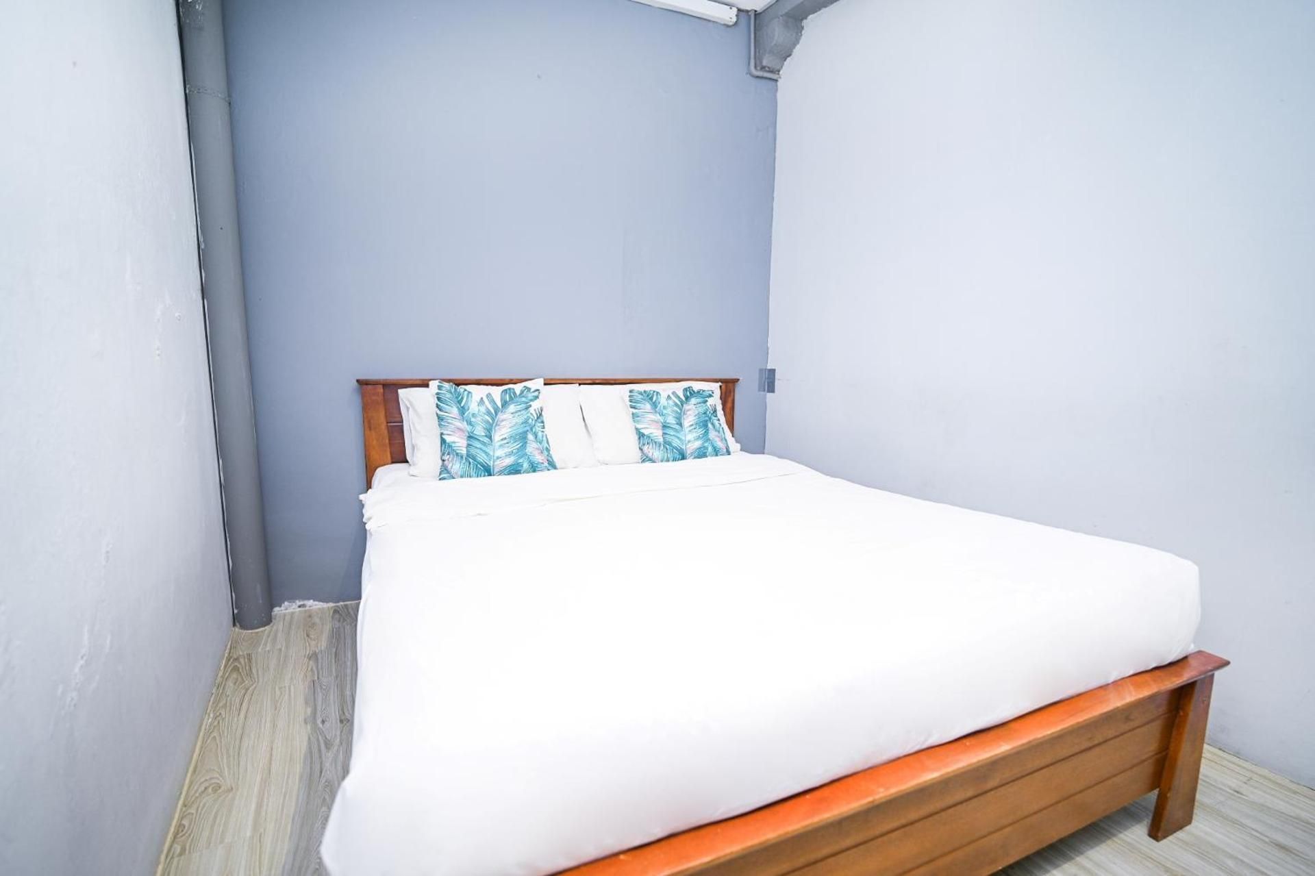 Swing & Pillows @ Beach Street Deluxe Queen Room