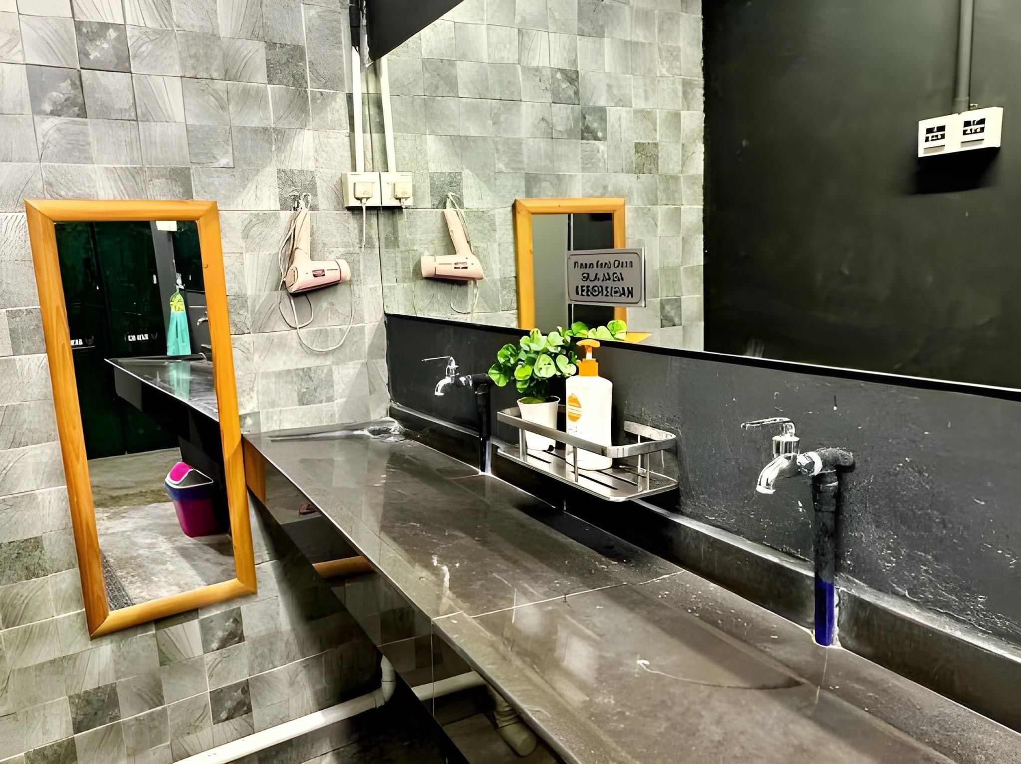 Swing & Pillows @ Beach Street Standard Queen with Shared Bathroom 3