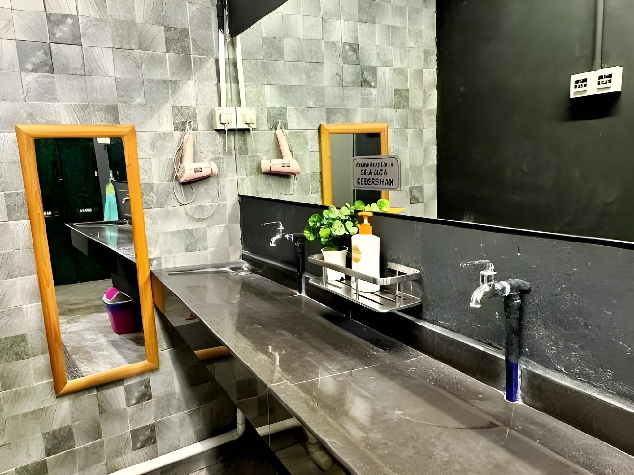 Swing & Pillows @ Beach Street Twin Room with Shared Bathroom 3