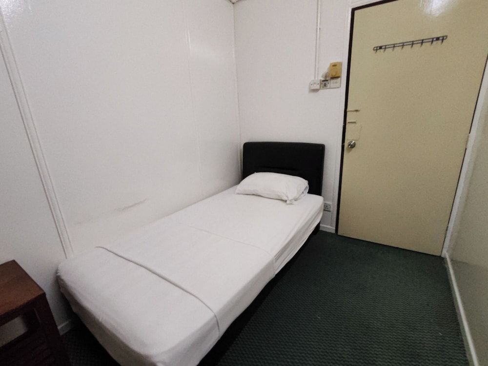 Single Room with Shared Bathroom (SR)