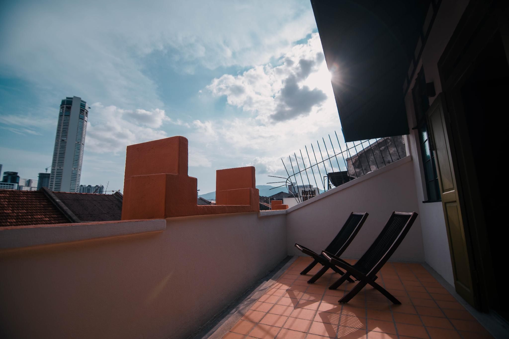 Super Deluxe, Balcony