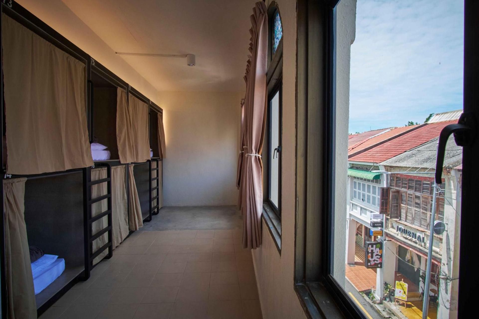 Single Bed in Mixed Dormitory Room