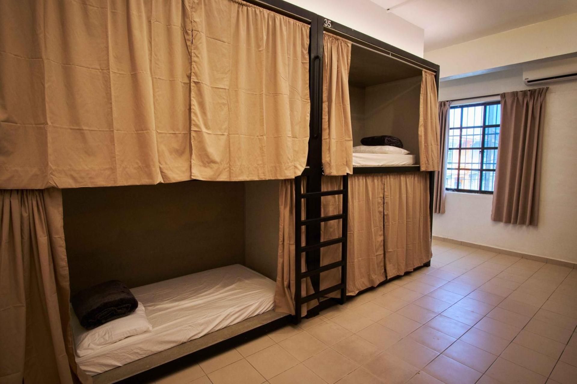 Single Bed in Mixed Dormitory Room