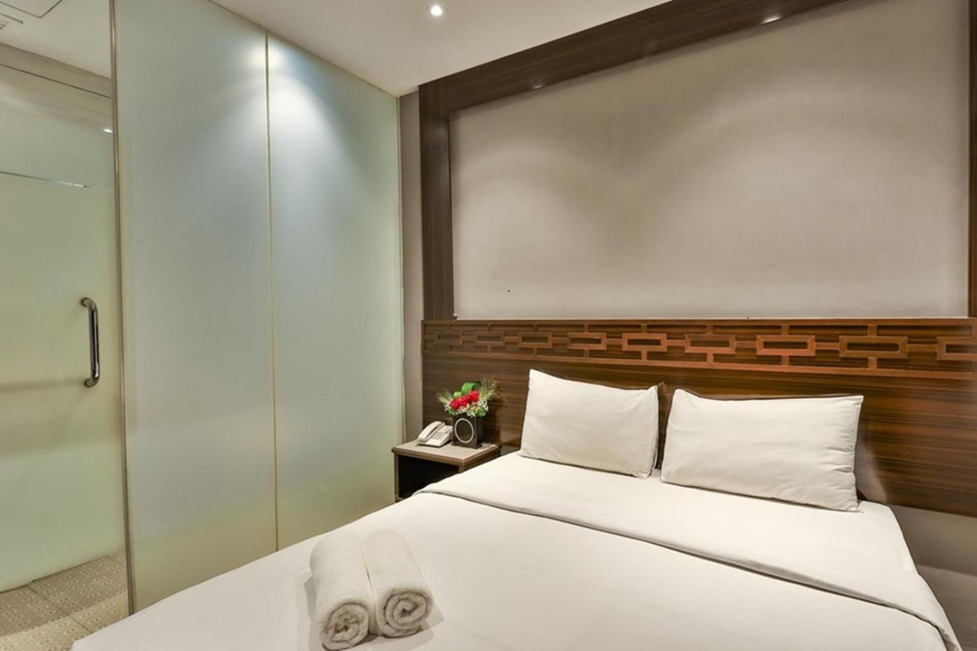 Deluxe - 1 King Bed