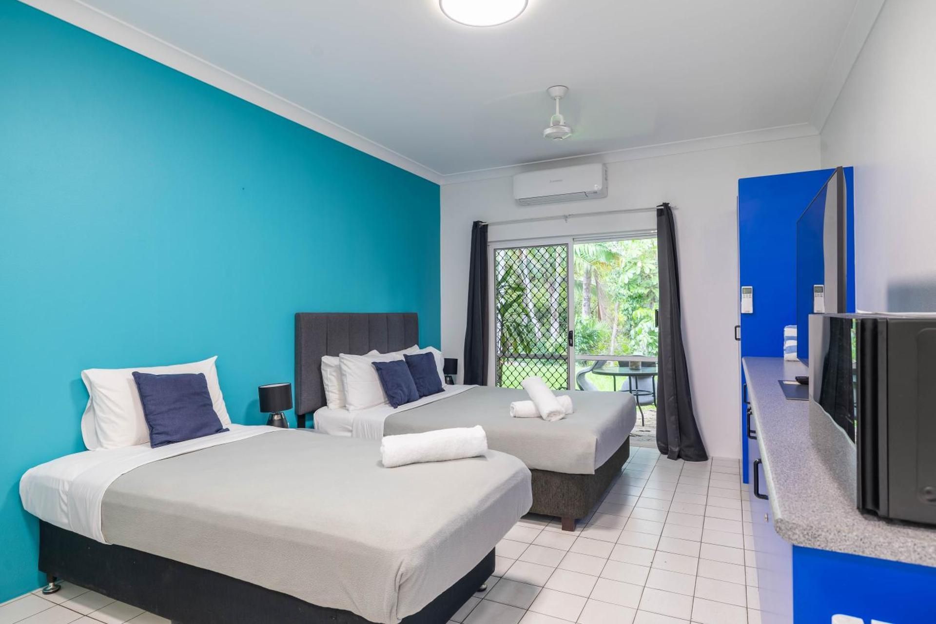 Coral Beach Lodge Deluxe Twin Room with Private Bathroom 2