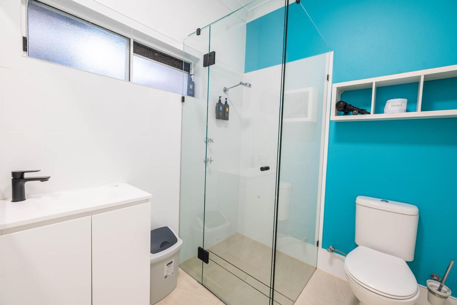 Coral Beach Lodge Deluxe Twin Room with Private Bathroom 3