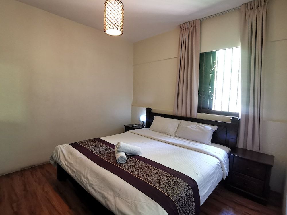 8 Boutique By The Sea Superior Room, 1 King Bed, Hill View 2