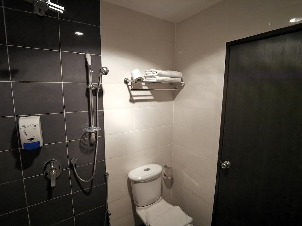 8 Boutique By The Sea Superior Room, 1 King Bed, Hill View 7