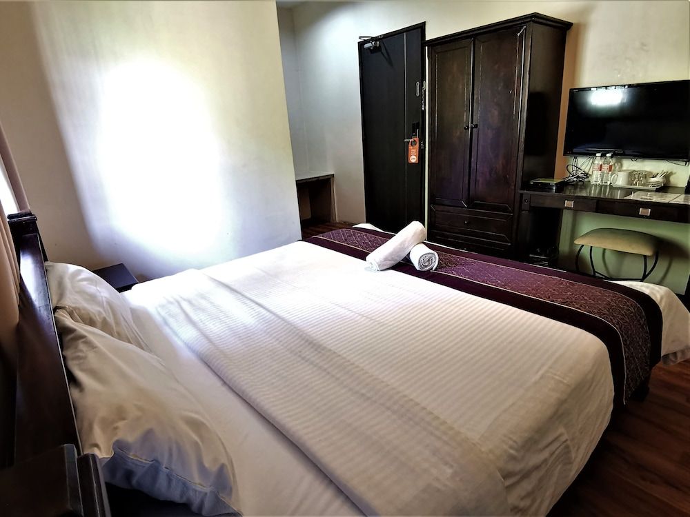 8 Boutique By The Sea Superior Room, 1 King Bed, Hill View 3