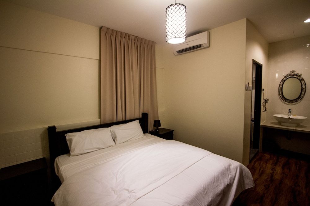 8 Boutique By The Sea Superior Room, 1 King Bed, Hill View