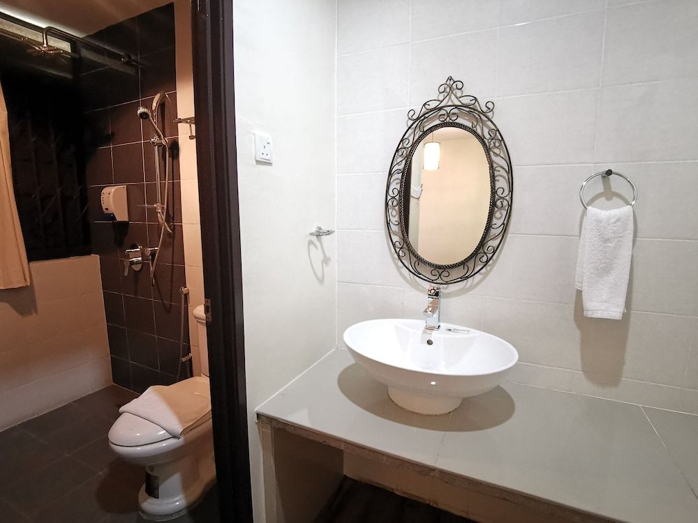 8 Boutique By The Sea Superior Room, 1 King Bed, Hill View 6